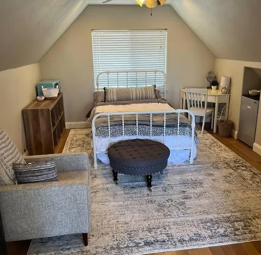 Adorable 1 Bedroom With Pool, And Horse Arena