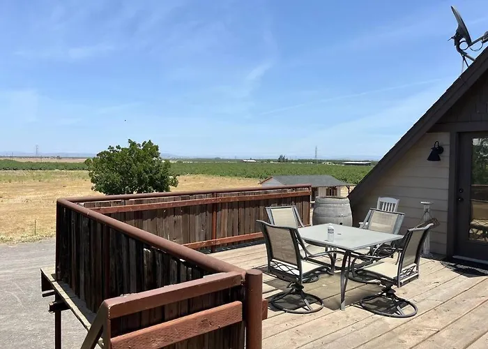 Adorable 1 Bedroom With Pool, And Horse Arena