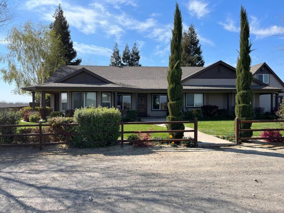 Adorable 1 Bedroom With Pool, And Horse Arena Holiday home *
