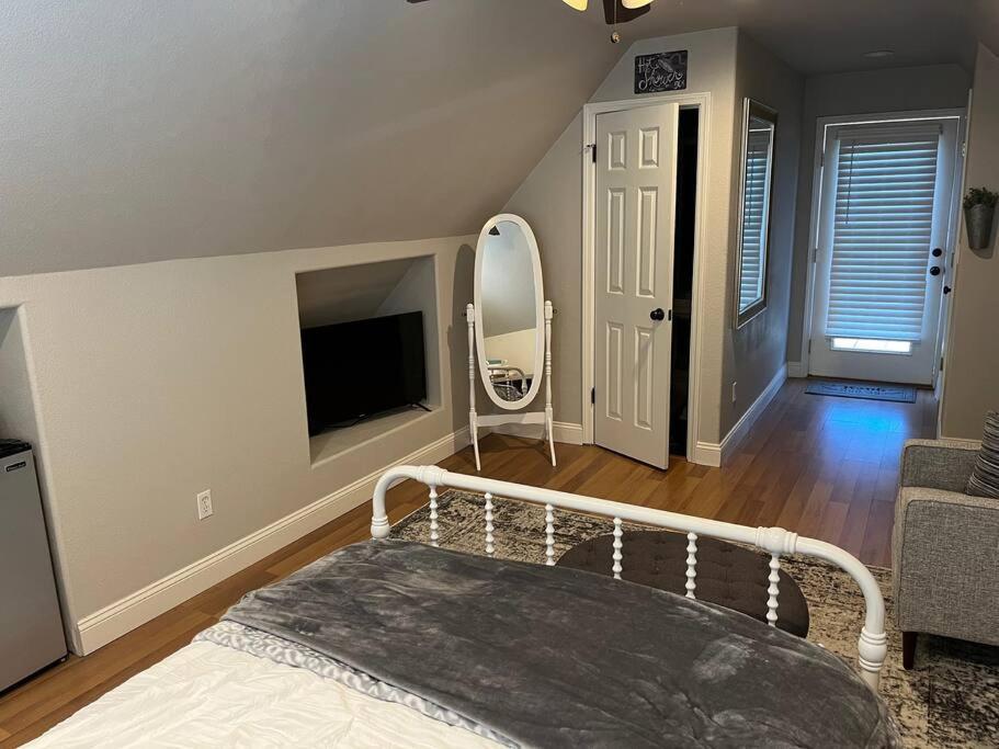 Adorable 1 Bedroom With Pool, And Horse Arena Holiday home *